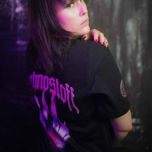 Raver Girl mit Firehand oversized Raver T-Shirt von Technostoff von hinten